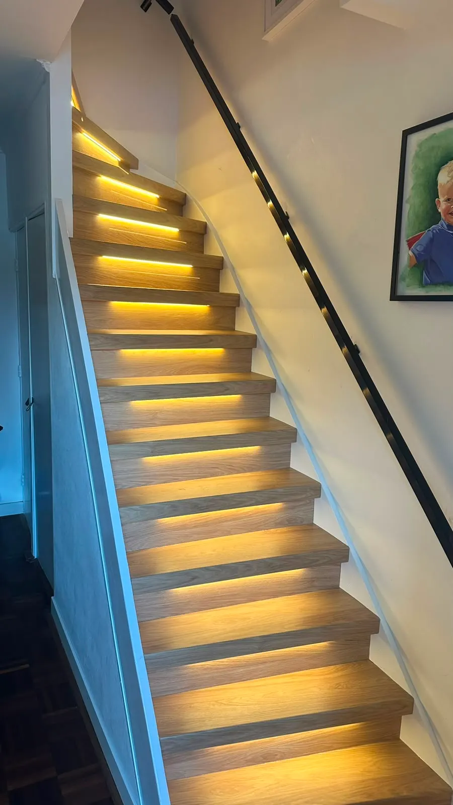 Zwevende trap met sfeerverlichting